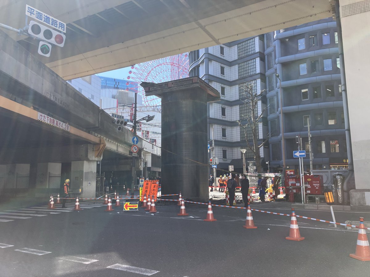 marumatu_sp's tweet photo. たまたま近くいたんで。

どんな勢いで突き上げたんかな？
破片が遠くに飛んでないからゆっくりかな。

地中のパイプ十数m突き出す 大阪
#Yahooニュース
 https://t.co/sZxlXzfk8c https://t.co/SPGYrCqU08