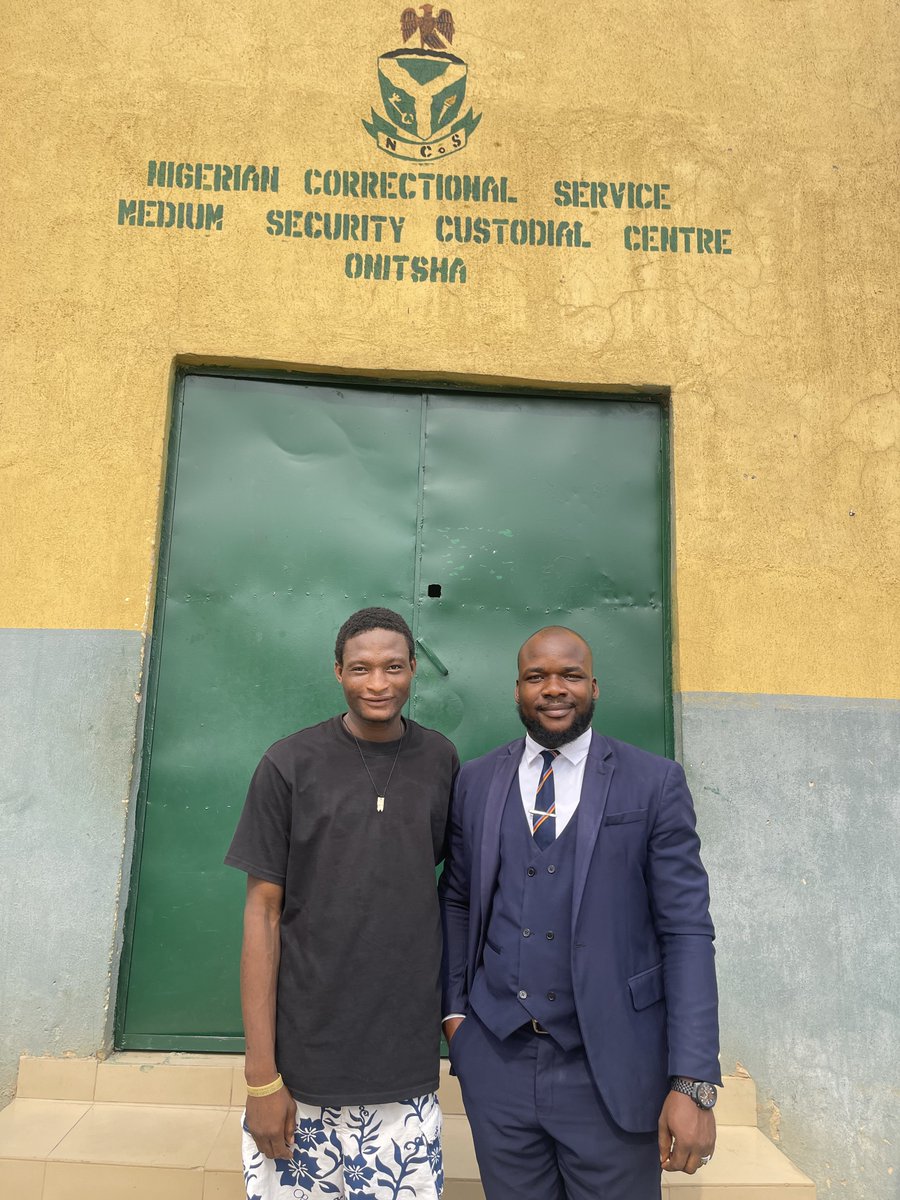 Dikeora_'s tweet photo. Remanded and forgotten without Trial nor Hope of Justice for 3 years and 6 months, Mr Anthony David now 25yrs old finally walked out of Onitsha ‘Prison’ a Free Man. 

#oneatatime #thejusticeprojects https://t.co/wMzhFSFeOW
