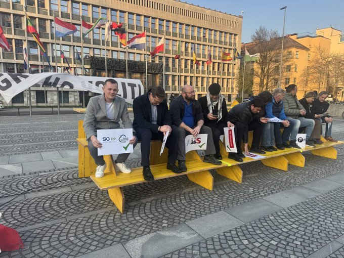 Kot majhni pujski. Vsi gledajo v tla...
<a href="/VPrebilic/">Vladimir Prebilič</a> , resno??? Tako nizko?
Jenull te šola?
Kaj se svaljka po <a href="/EuParlament/">Europa Parlament</a>