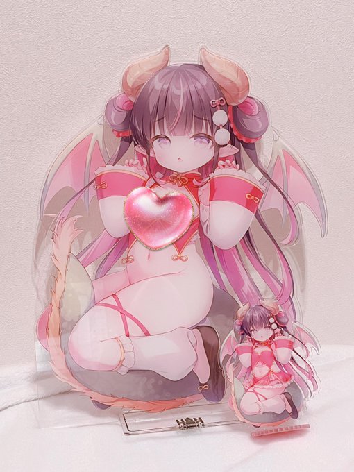 キャッチの景品サンプル!A3アクリルフィギュアでっか〜いです!!₍ ᐢ. ̫ .ᐢ ₎ 比較に置いてるのは過去に作ったアクスタです!