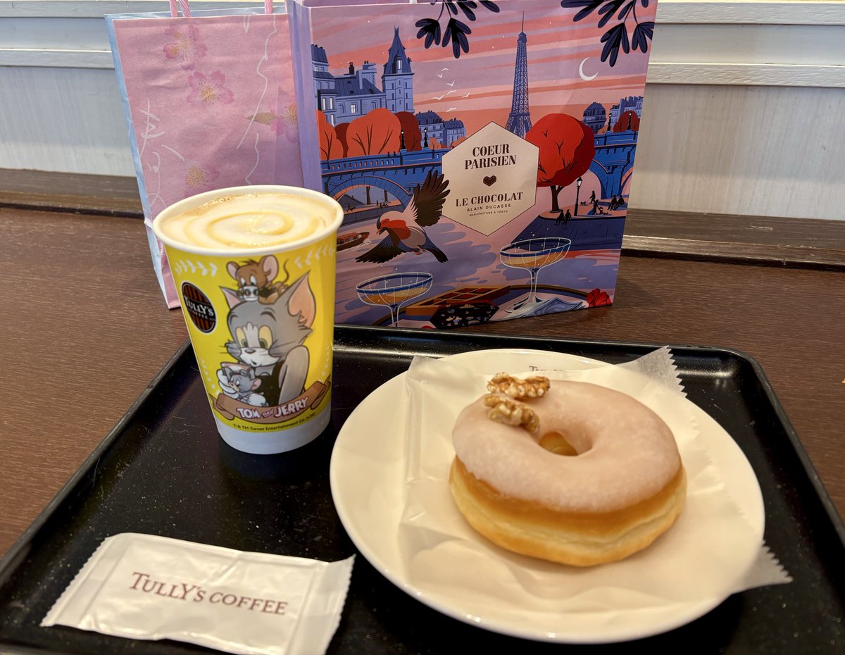 お世話になっている方々への贈り物を買いにせっかくならとフランス展へ🇫🇷
無事お目当ての物も買えたので久しぶりのタリーズで休憩中
季節のドリンク美味しそうと思いつつも、毎回大好きなハニーミルクラテを頼んでしまう…ハチミツ大好き🍯💕
プレゼント喜んで頂けるといいなあ🥰