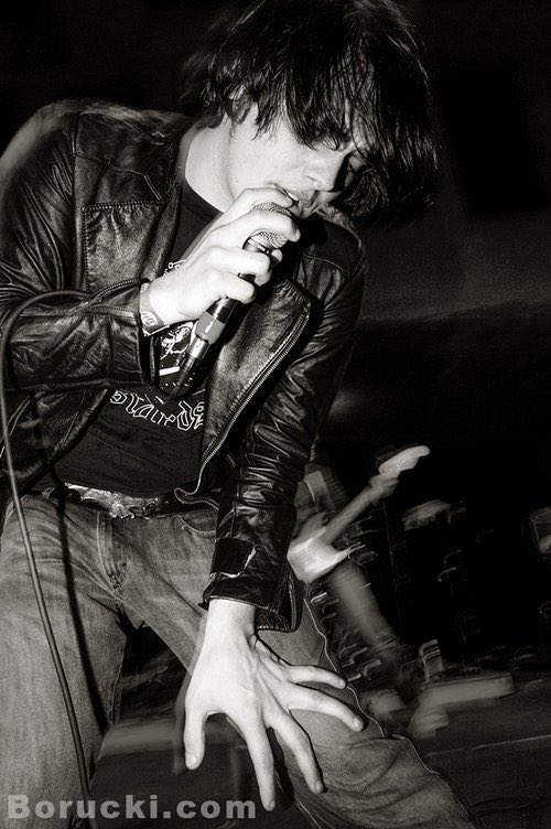 gerard hands daily 🖐🏼✨️ tweet media