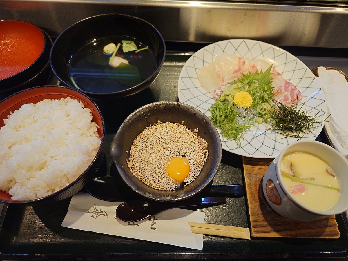 TravelTsuyo's tweet photo. 買える前にランチ🐟️ https://t.co/QjZ0X0tjst