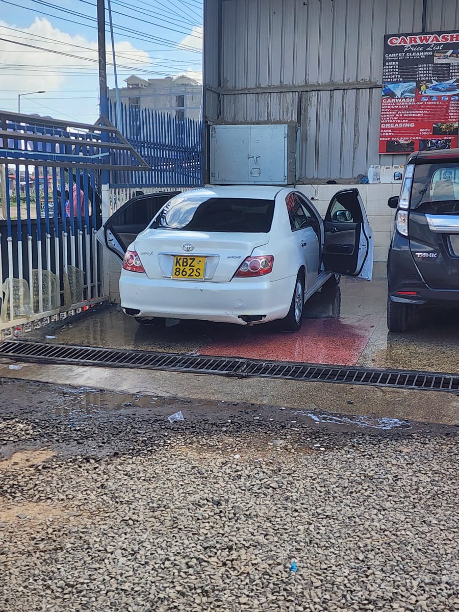 Hello X, I've got this locally used machine, 2007 model mark X with a 2500cc V6 Engine for sale. Get speed, comfort and reliability for only 600k which is slightly negotiable. Usiuziwe flood damaged car na hii iko, everything is ready for transfer, 0769518134 is my number...