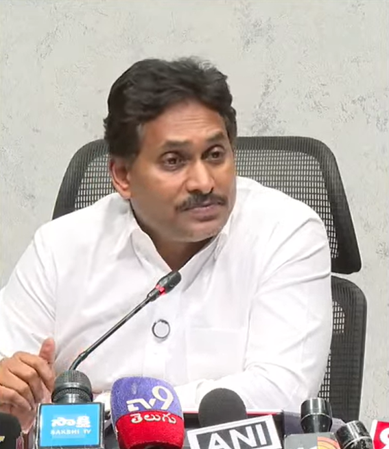 UttarandhraNow's tweet photo. టీడీపీ జనసే�� కూటమి ప్రభుత్వ పాలనలో జరుగుతున్న ఆర్థిక విద్వంసం..
చంద్రబాబు "అప్పుల టెర్రరిజం"..
మీద మాజీ ముఖ్యమంత్రి జగన్ ప్రెస్ మీట్
#APLoans #YSJagan #PressMeet #AndhraPradesh https://t.co/irO27RcHIR
