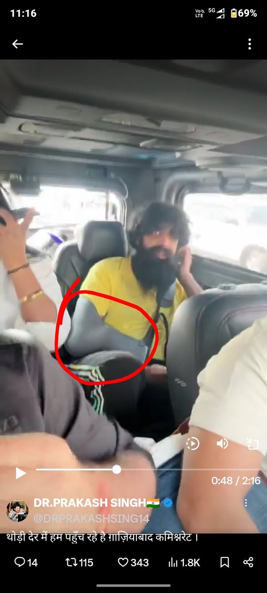 mohd_uved's tweet photo. अरे चोमू टिकटोकिए दक्ष को ये तो बता देता arm sling कौनसे हाथ में पहनना है 

कल उल्टे हाथ में पहना था आज सीधे ?? https://t.co/EFTK9laUqV