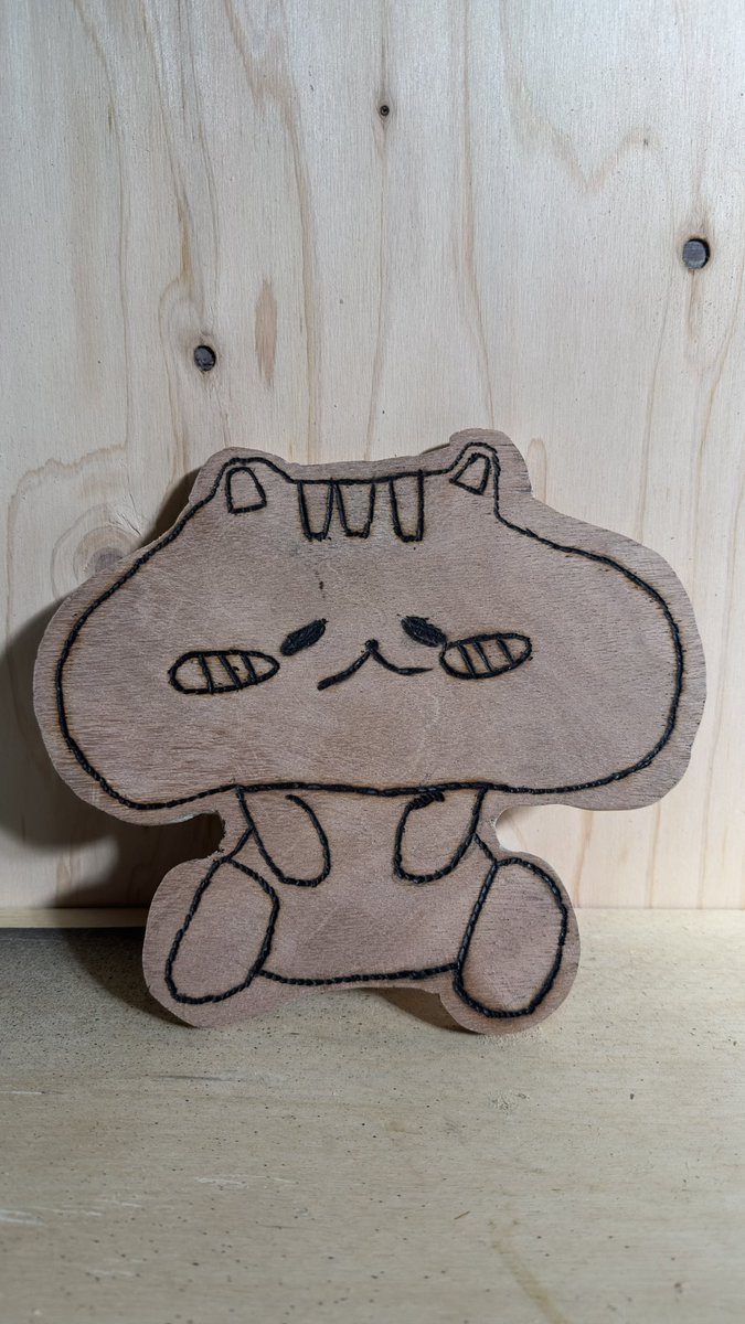 potetowwer's tweet photo. ハンダゴテでベニア板にまつりす描いてみた🐿️！
ちょっと眠そうな目つきになっちゃった。
反省している顔にも見えなくもない？(笑)
#祭絵 https://t.co/D1nyLOcGXJ