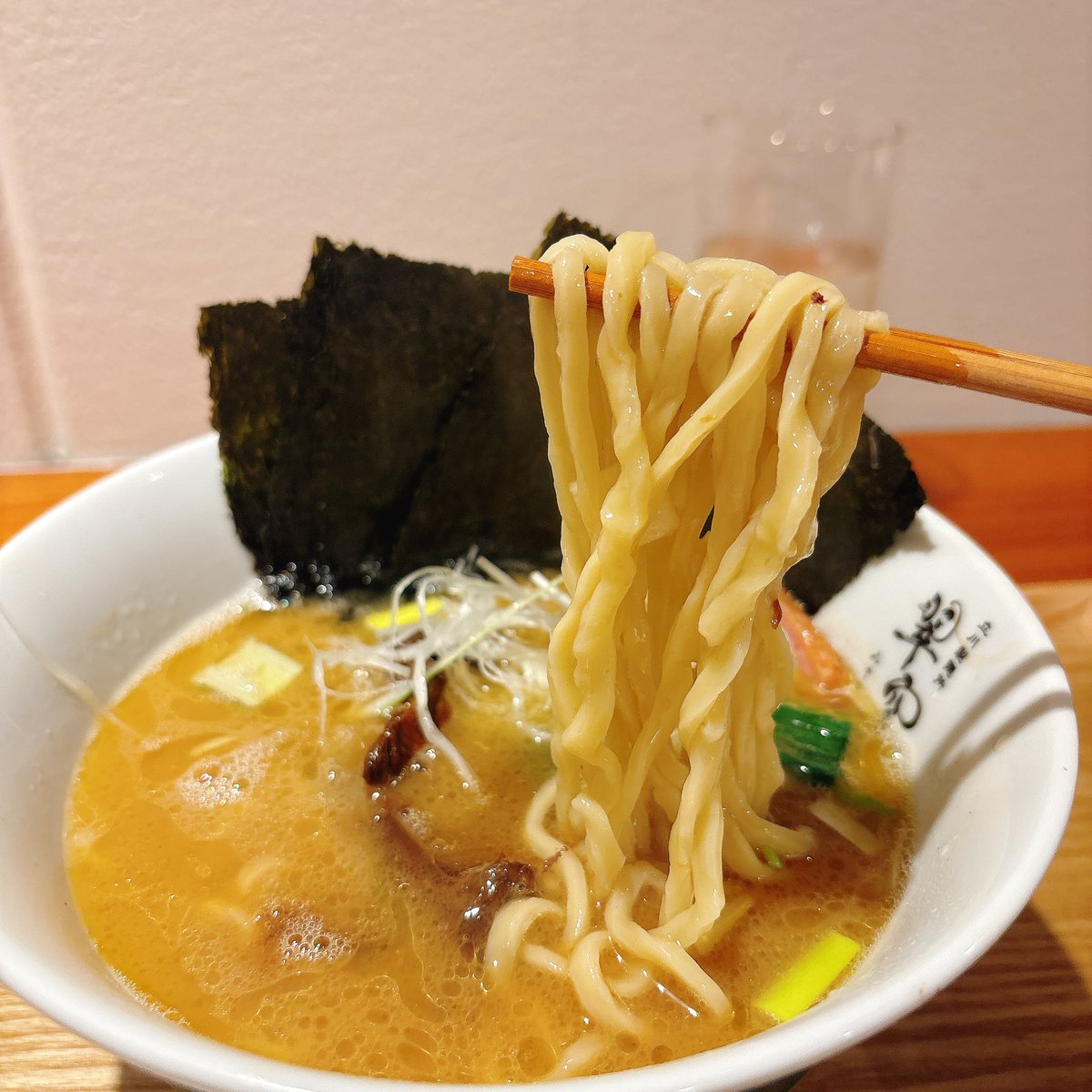 立川製麺所 翠空
ラーメン
特上海苔
本日オープンのお店㊗️
14:25分頃着、外待ち5人で10分経たず入店
入店から着丼まで30分ほど、回転◎
店前からいい匂い、スープも重厚感合って香りも最高
麺はプリプリで食べ応えあり、吊るし焼きも美味いけどメンマがかなり好み
久々の重め豚骨、美味しかった！