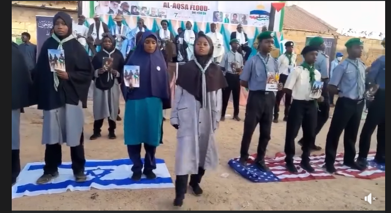 yemydudu's tweet photo. @NiohBerg These are sets of Students in another country desecrating Israel and US Flags over the same issues some of their own citizens understands the Danger at home and would rather never want to go back home!
Different folks! Different tales! https://t.co/b4U0PjoeUI