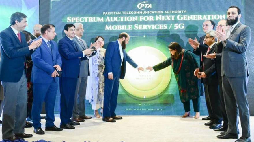 RadioPakistan's tweet photo. Minister for Information and Broadcasting @TararAttaullah has said the successful auction of the #5Gspectrum would bring a revolution in the country's #digitalconnectivity
@MoIB_Official @MoitOfficial @ShazaFK #PTA #5G #RadioPakistan #News
https://t.co/W3Qi4ueki1 https://t.co/xoc8FRKTWb