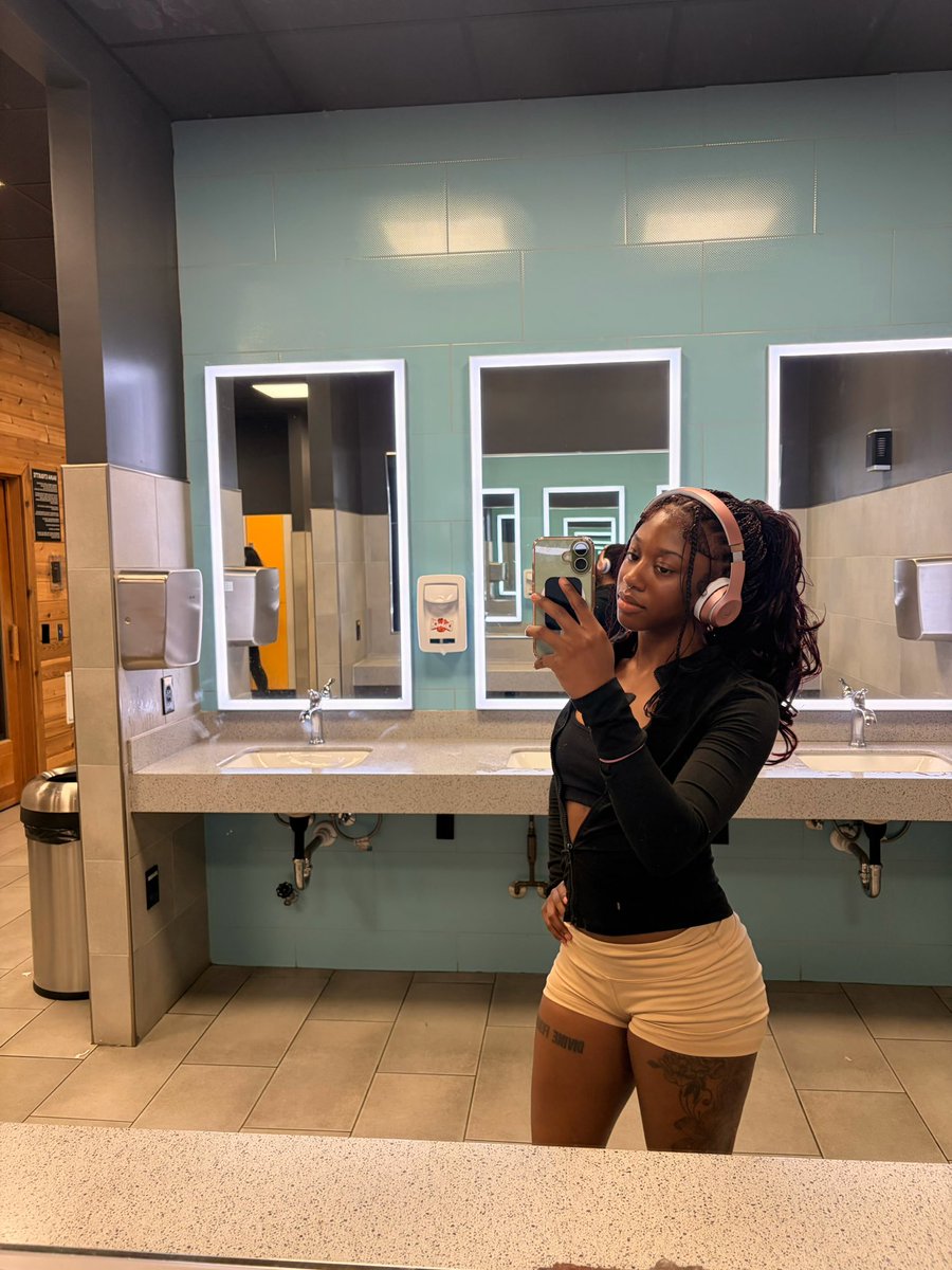 Riya🤍 tweet media