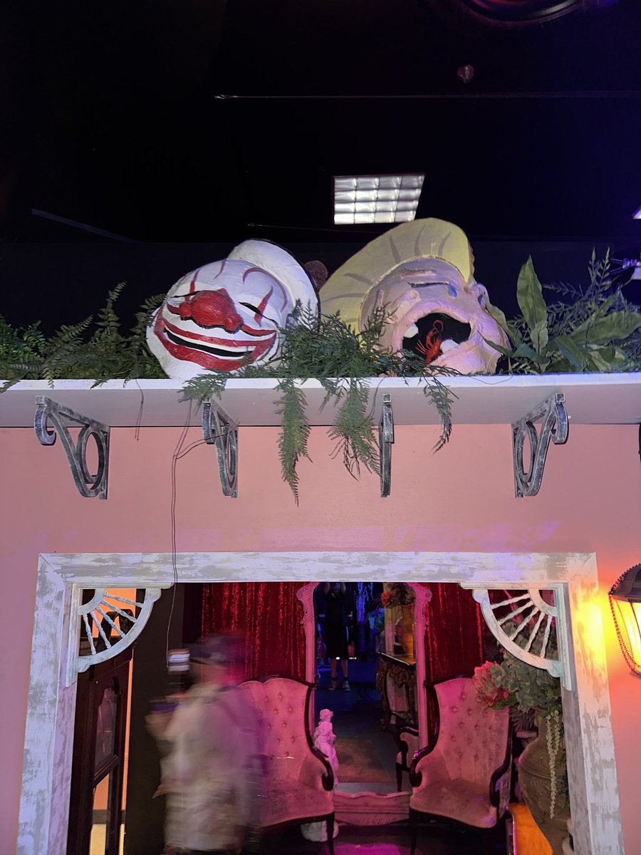 Freaks_HHN's tweet image. We had some time today to take a slow walkthrough the Mardi Gras Tribute Store. We found a few HHN Easter eggs. The Mardi Gras Tribute Store is so beautifully done. 

#mardigras #hhn #hhnforever #tributestore #universalorlando @UniversalORL @HorrorNightsORL