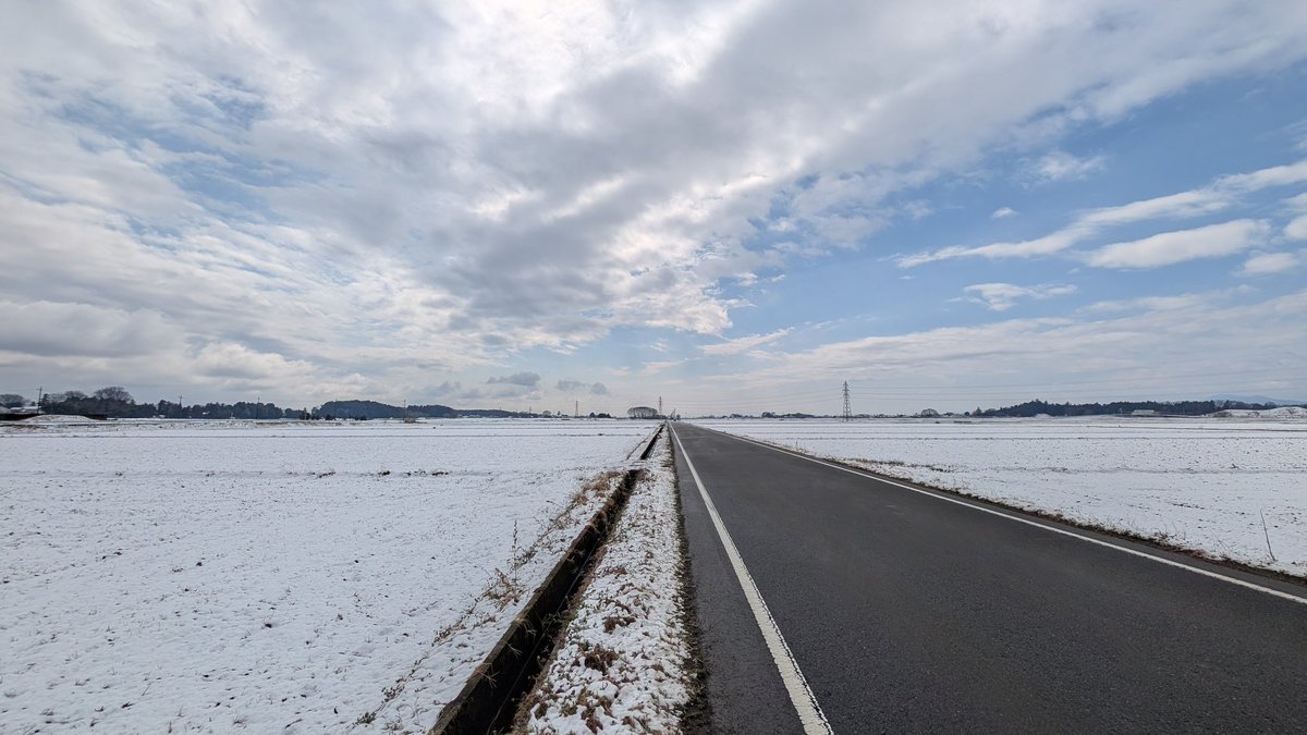 shinyarivival's tweet photo. 昨日、宇都宮にいったら、田畑が真っ白でびっくり。

群馬はまったく降っていなかったのに。

#雪　#関東平野 https://t.co/ieG2h4YUUD