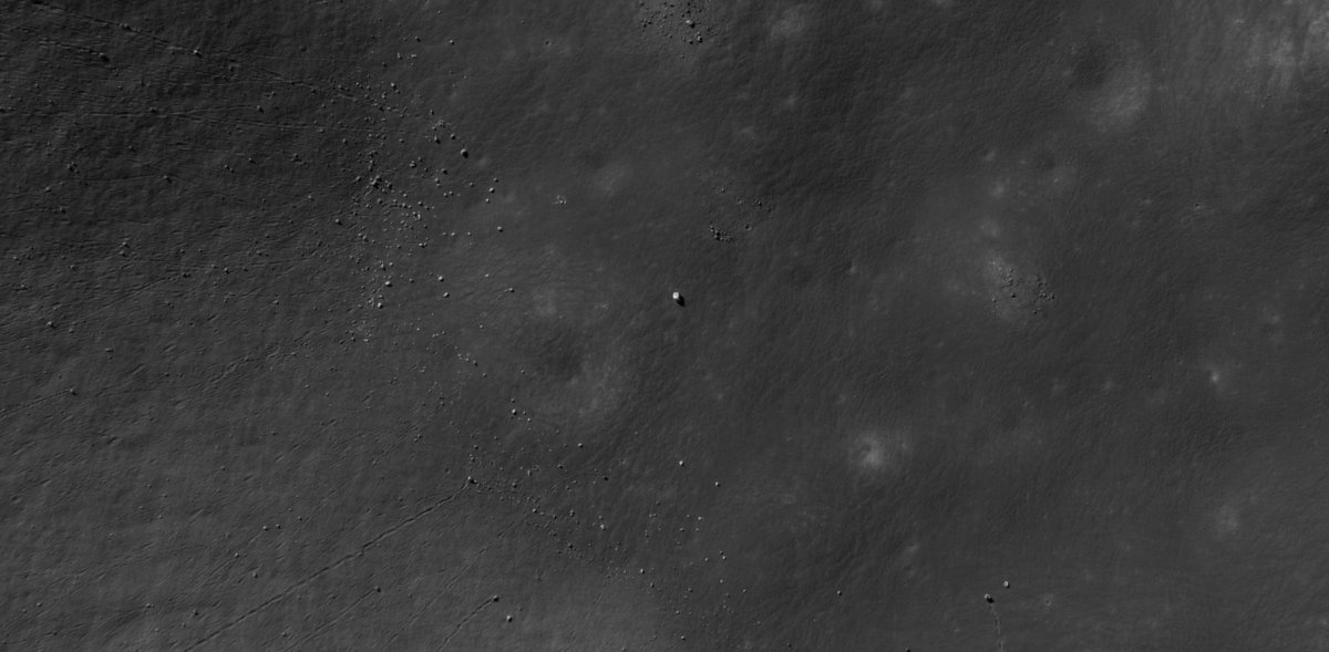 xXMASTERSTILLXx's tweet image. ¡ya Estamos en la Lunal! 💙🌑 #spacex mode con @grok  oservando
Encontré esta roca blanca enorme y brillante en #QuickMap LROC – la más grande del área, aislada total, sin rastro de huellas o rodadas.
Científicamente: boulder de alta reflectancia (material fresco sin weathering),