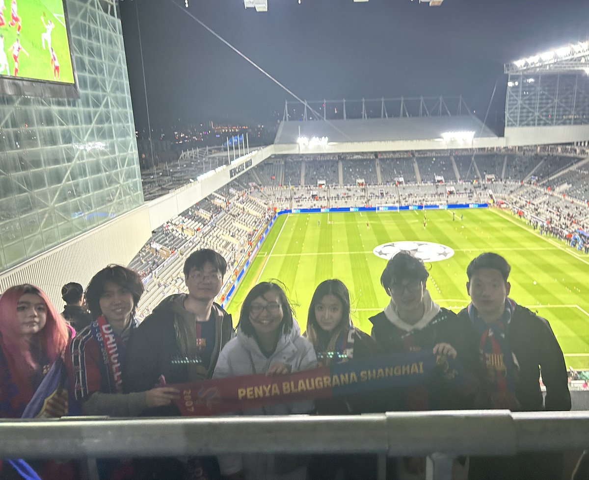 Penyashanghai's tweet photo. PB Shanghai members at Newcastle, what a wonderful game! Always nice to meet our penya friends. #penyes
#iViscaCatalunya!🔵🔴 #BlaugranaChina #ForçaBarça #MesQueUnClub #penya #FCB #Cules #FCBLive #supporters #socis #soci #CampNou #pbshanghai🔴🔵 https://t.co/yZi6UAipmD