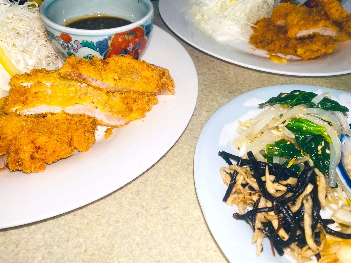 OPAN5656's tweet photo. ⭕️本日の献立

🍖とんかつ
🥬もやしとほうれん草のナムル
🍄即席なめたけ

先日つくった、白菜と塩昆布の浅漬けと、長ひじきと切り干し大根の酢物と。

コクのあるソースにしたくて、白胡麻をひいて味噌とソースを混ぜてみました✨️

(*´∀｀)いただきまーす https://t.co/NA6IndXxZP