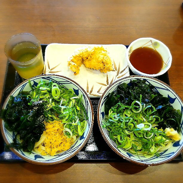 3jerry's tweet photo. 丸亀製麺で11日～13日まで、
　ぶっかけうどん(並)440円
を頼むともう一杯付いてくるキャンペーンに行ってきました。

なんと、
　ぶっかけうどん(並)温　440円
　ぶっかけうどん(並)冷　440円
　とり天　220円
1,100円→440円になりました。

とり天はクーポン利用でキャンペーンと併用可です。 https://t.co/Jl2bPzbDe3