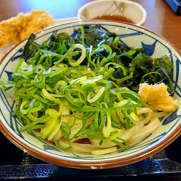 3jerry's tweet photo. 丸亀製麺で11日～13日まで、
　ぶっかけうどん(並)440円
を頼むともう一杯付いてくるキャンペーンに行ってきました。

なんと、
　ぶっかけうどん(並)温　440円
　ぶっかけうどん(並)冷　440円
　とり天　220円
1,100円→440円になりました。

とり天はクーポン利用でキャンペーンと併用可です。 https://t.co/Jl2bPzbDe3