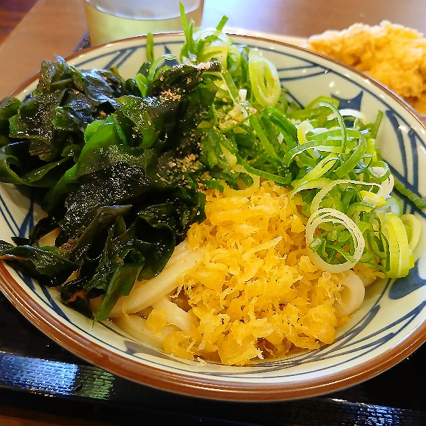 3jerry's tweet photo. 丸亀製麺で11日～13日まで、
　ぶっかけうどん(並)440円
を頼むともう一杯付いてくるキャンペーンに行ってきました。

なんと、
　ぶっかけうどん(並)温　440円
　ぶっかけうどん(並)冷　440円
　とり天　220円
1,100円→440円になりました。

とり天はクーポン利用でキャンペーンと併用可です。 https://t.co/Jl2bPzbDe3