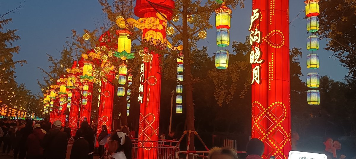 Flossykenya98's tweet image. " Just caught the most electrifying theater show—energy, vocals, and choreo were unreal! Who’s joining me for the next encore  #LivePerformance #TheaterMagic"