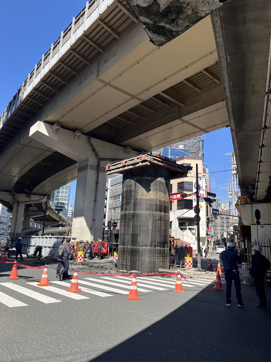 112_ari's tweet photo. 思った以上に土管だった😆
梅田の飛び出した土管、緑だったらなぁ🥹 https://t.co/lmgJF5lBLE