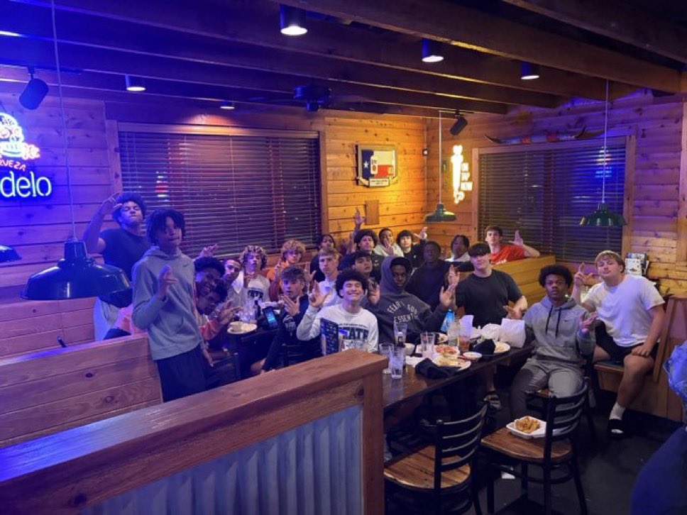 BraxtonWambach's tweet photo. Great team dinner tonight!
@CoachJRayburn @Coach_Bacc @KyleMossakowski @LSHS_FBRecruits 
#Rangermaker https://t.co/OustkBCHpB