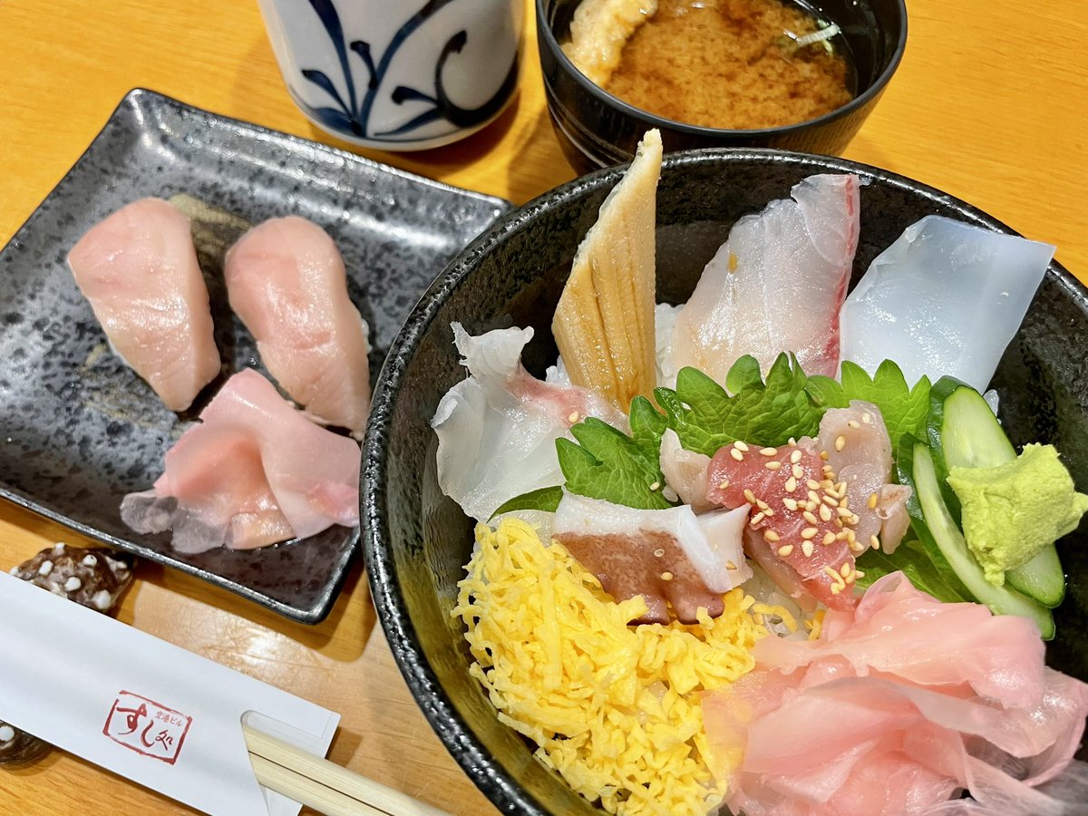 道後温泉本館♨️は大混雑、別館の飛鳥乃温泉へ。
デザイナーズ温泉仕様で、プロジェクションマッピングショーもあり観光客向け。温泉あがりにポンジュース♪

帰りは空港で海鮮丼。大プッシュ中の媛マスの握りは蕩けます🫠日本海側と🐟種類も違いますね。ご馳走様！

#松山旅 #道後温泉 #サロンドユカリ