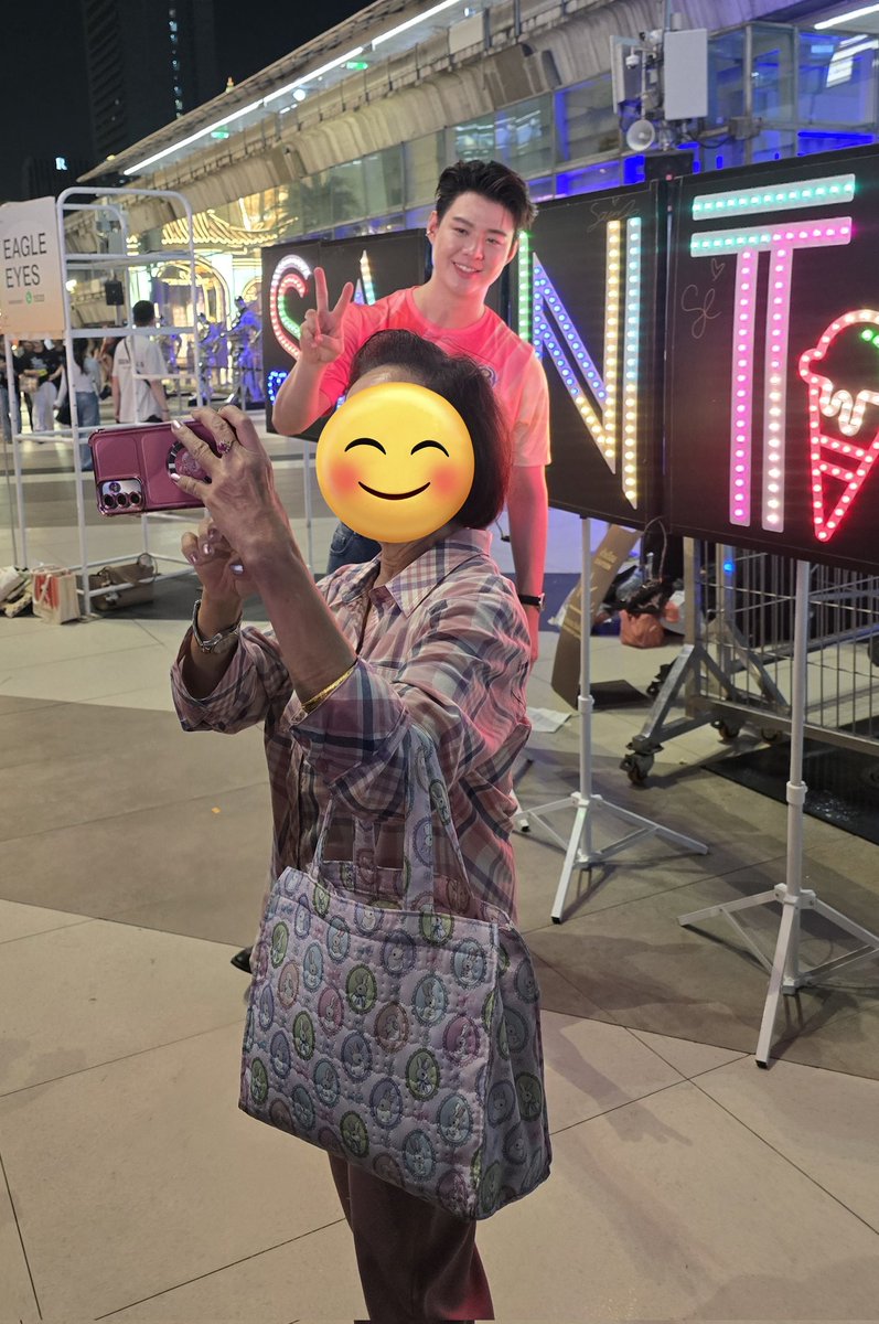 ฟค.อยากเซลฟี่ด้วย ขอกันตรงๆมันไม่ได้ชะ แต่มีการบอกว่า "แม่ก็แกล้งๆ หันกล้องมา แบบแอบถ่าย" แอบถ่ายแบบใด ชู 2 นิ้ว รอเลย

#Saint_sup #MingEr