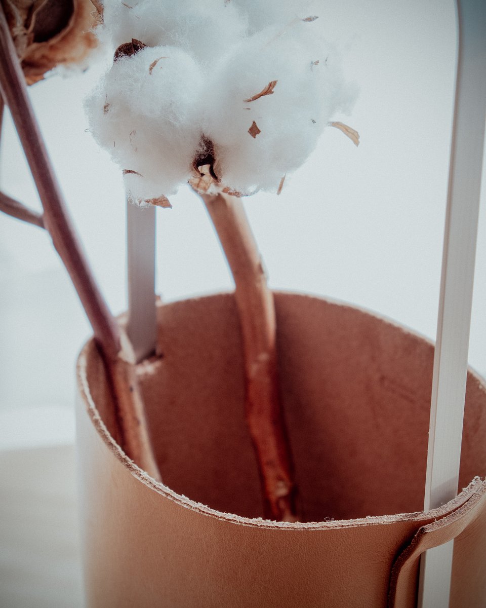 hiker_soka's tweet image. 春の光を、そっと含む。
やわらかな綿、しなやかな革、静かなアルミ。
異なる素材が、ひとつの景色をつくる。

#hiker #hiker_jp
#sokaleather
#hiker_bottleholder
#革のある暮らし