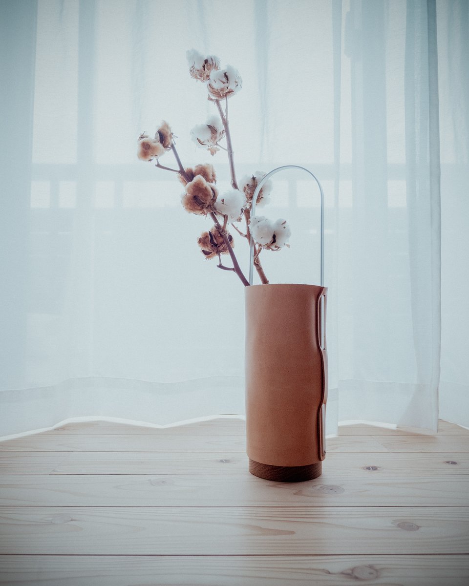 hiker_soka's tweet image. 春の光を、そっと含む。
やわらかな綿、しなやかな革、静かなアルミ。
異なる素材が、ひとつの景色をつくる。

#hiker #hiker_jp
#sokaleather
#hiker_bottleholder
#革のある暮らし