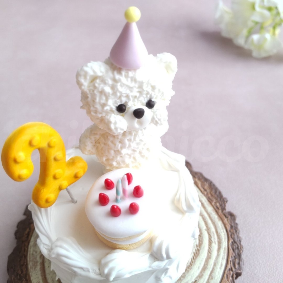 chikomicco's tweet photo. ミニクレイケーキ＊2歳🕯️🕯️バースデーケーキ♪
小さなバースデーケーキの蝋燭を吹き消すくまちゃんのお顔も可愛い🩷2歳のお誕生日や2周年記念のお祝いにぜひ🎂

minne: https://t.co/FwuYsQyyy4
creema: https://t.co/B6utU1CNLI
#ハンドメイド #クレイアート #handmade #claycake #2歳 #バースデー https://t.co/GjbIaDuVJ5