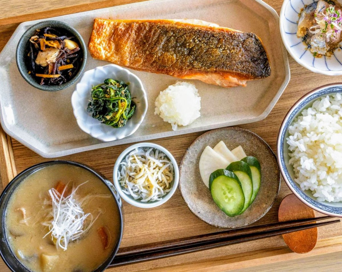 今日は直行直帰でクライアント様との日程折衝と打ち合わせで部長さんにお昼をご馳走していただきました。
私は胃の体質上ランチは食べ（られ）ない人ですが、ご厚意をお断りするワケにもいかず負担が軽そうな焼き鮭したら、めっちゃ美味しくいただけたり😋
夜になって胃もたれしなきゃいいけどなぁ😂