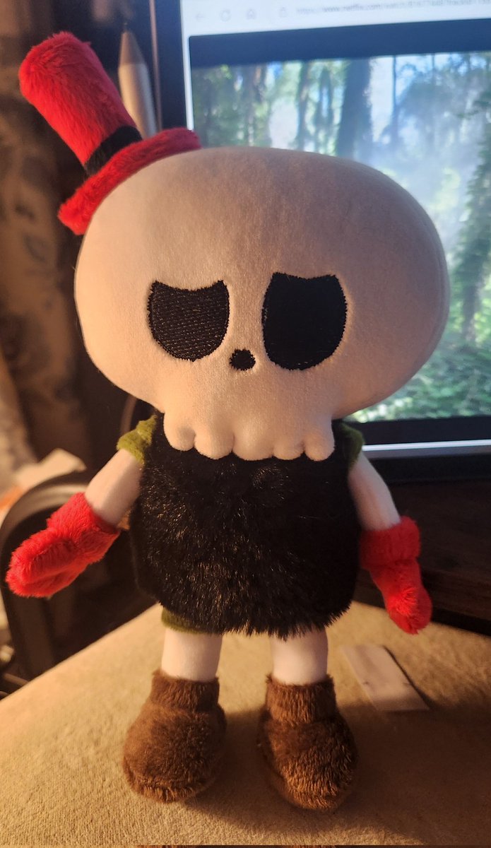 PinkyPlushMaker's tweet photo. I decided to make a Tycoco plush around the size of a labubu (my Labubu pictured lol) he's nice and soft. A sweet little vegetarian skeleton ♡
#tycoco #labubu #themonsters https://t.co/pGoHbG6seN