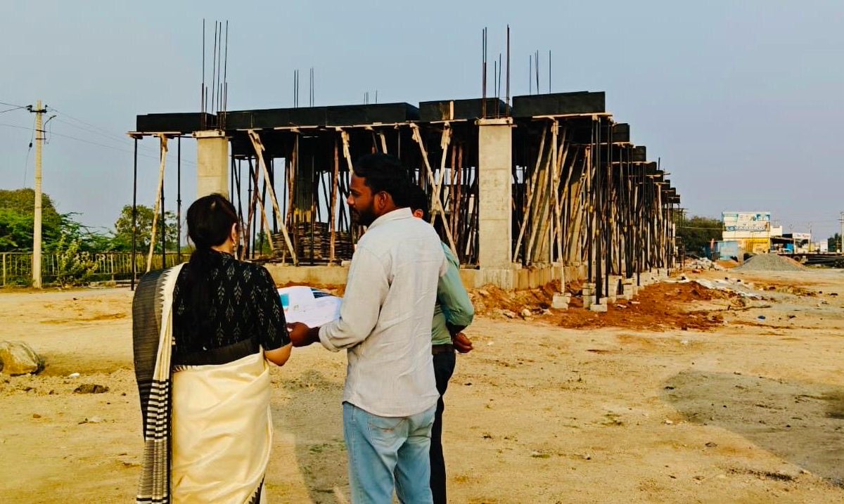 CommisionerMak1's tweet photo. Inspection of activities De-siltation of drains,cleaning of public places,DRCC&amp; Composting)&amp;Ongoing Works by Smt.Mamatha JD O/OCDMA in Makthal ULB
#PrajaPalanaPragatiPranalika99daysactionplan #swachhsurvekshan2025 #TelanganaRising2047
@cdmatelangana
@TelanganaCMO
@collector_nrpt https://t.co/K6PAIkZccM