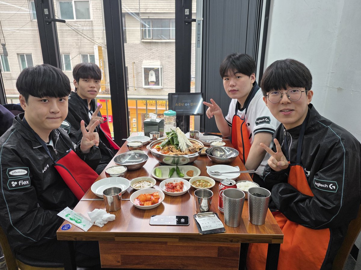 선수들이 선택한 감자탕 브런치

#dpluskia #dkshowmaker #dksiwoo #dksmash #dksharvel