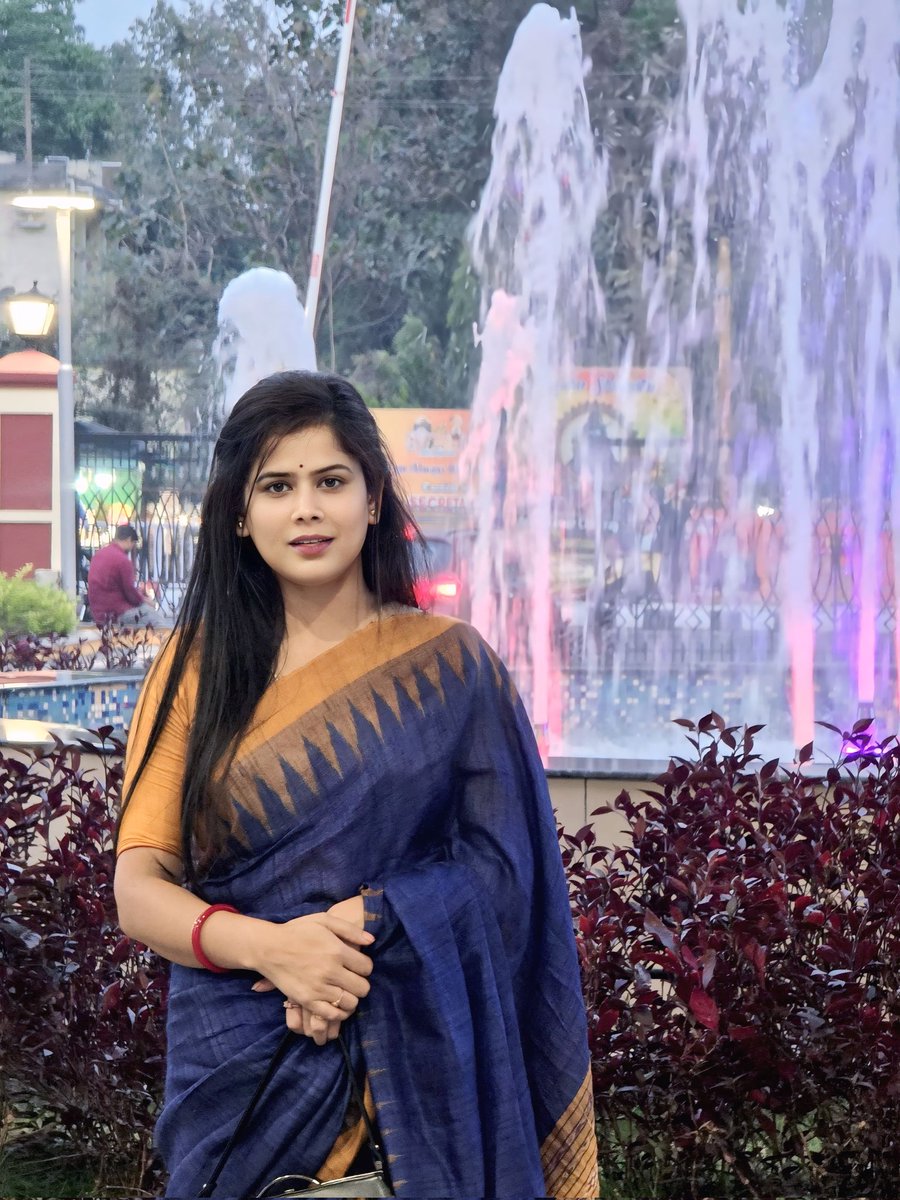 Rashmita1993's tweet image. “ସାଡ଼ୀର ସରଳ ଲୁକ୍, ମୁହଁରେ ଛୋଟ ହସ,
ଏହି ମୁହୂର୍ତ୍ତଟାକୁ ମନେ ରଖିବା ପାଇଁ ଏକ ଫୋଟୋ।”
 
“Saree vibes &amp;amp; happy smiles.”

#Smile
#SimpleLook
#SareeLook
#HappyMe
#FeelingGood
@highlight