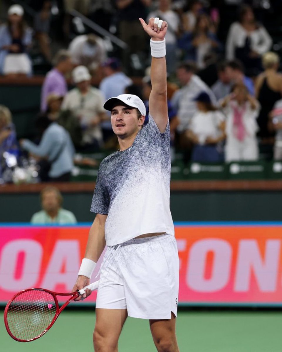 Fonseca creo que hoy se lleva dos grandes aprendizajes:

1- Su derecha es clase mundial. Es mejorar algo que ya es de sobresaliente. Por ahí, y por su gran saque, es por donde puede marcar diferencias.

2- Tiene que mejorar la zona de revés y el resto. Sinner hoy le insistió