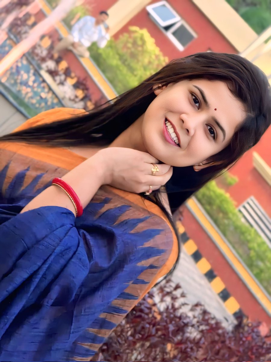 Rashmita1993's tweet image. “ସାଡ଼ୀର ସରଳ ଲୁକ୍, ମୁହଁରେ ଛୋଟ ହସ,
ଏହି ମୁହୂର୍ତ୍ତଟାକୁ ମନେ ରଖିବା ପାଇଁ ଏକ ଫୋଟୋ।”
 
“Saree vibes &amp;amp; happy smiles.”

#Smile
#SimpleLook
#SareeLook
#HappyMe
#FeelingGood
@highlight