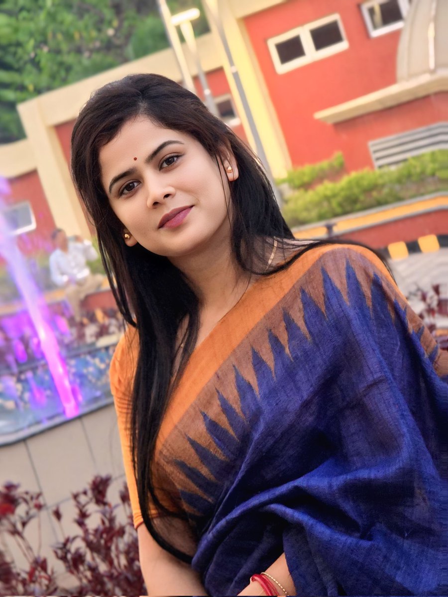 Rashmita1993's tweet image. “ସାଡ଼ୀର ସରଳ ଲୁକ୍, ମୁହଁରେ ଛୋଟ ହସ,
ଏହି ମୁହୂର୍ତ୍ତଟାକୁ ମନେ ରଖିବା ପାଇଁ ଏକ ଫୋଟୋ।”
 
“Saree vibes &amp;amp; happy smiles.”

#Smile
#SimpleLook
#SareeLook
#HappyMe
#FeelingGood
@highlight