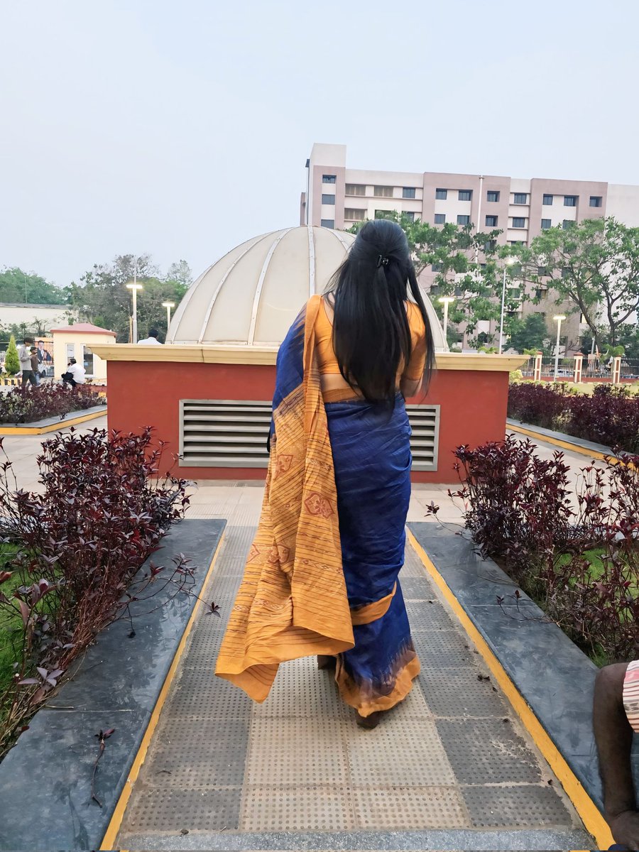 Rashmita1993's tweet image. “ସାଡ଼ୀର ସରଳ ଲୁକ୍, ମୁହଁରେ ଛୋଟ ହସ,
ଏହି ମୁହୂର୍ତ୍ତଟାକୁ ମନେ ରଖିବା ପାଇଁ ଏକ ଫୋଟୋ।”
 
“Saree vibes &amp;amp; happy smiles.”

#Smile
#SimpleLook
#SareeLook
#HappyMe
#FeelingGood
@highlight