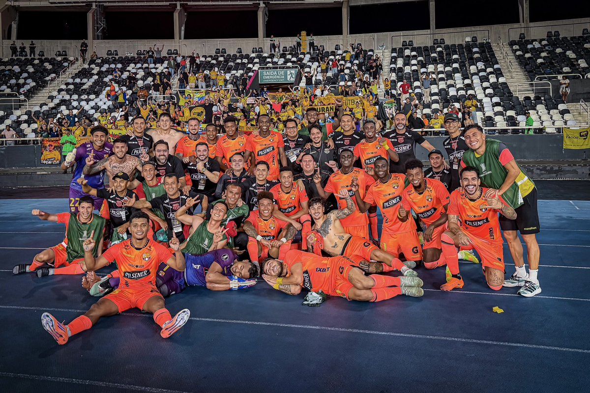 ProfeHerrera's tweet photo. Que Botafogo lo goleaba, que Farías no sabe, que nunca ha ganado en Brasil, que Barcelona no tiene idea, que no convence, que ya es hora de que se vea un estilo de juego... contra todo pronóstico, clasificaron. Pocos creímos, el resto ha criticado sin piedad. No saben de fútbol. https://t.co/H3rXBgGrmr