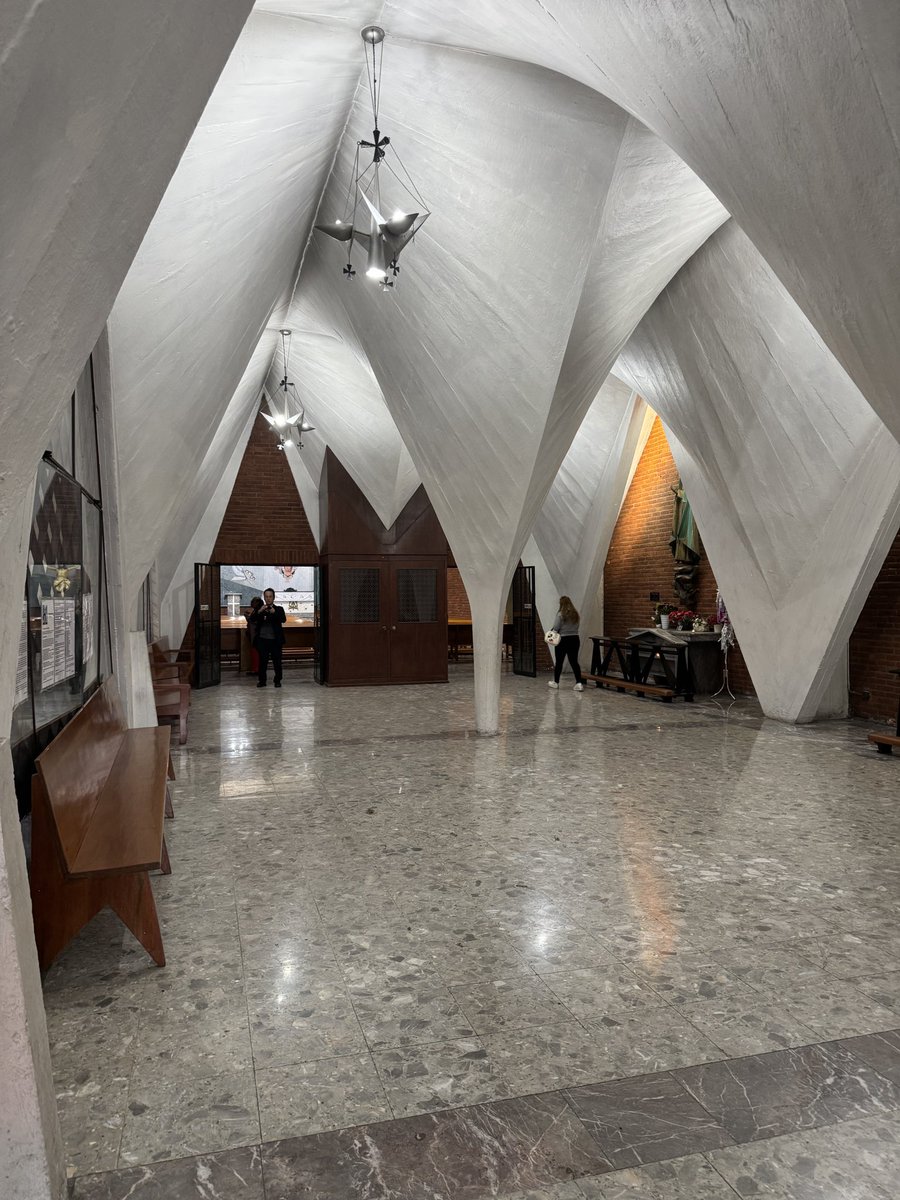 nmstudio_info's tweet photo. Parroquia de la Medalla Milagrosa / Félix Candela
なんでコンピューターもない時代にこれが作れたのか、理解が追いつかない。。。
三角形ベースのシェルは、三位一体とも相性が良さそう。 https://t.co/Bz63GA7xro