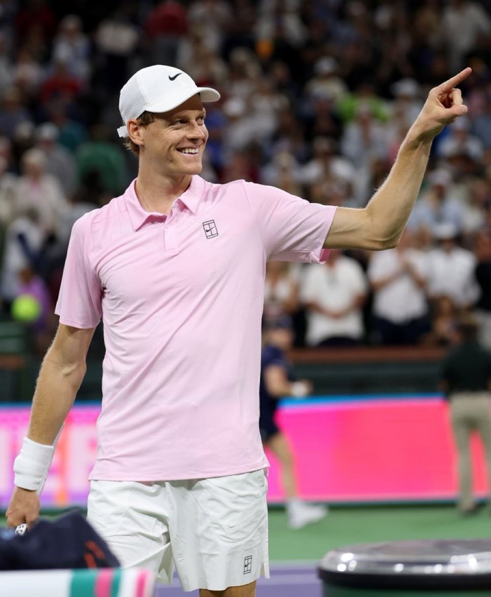 jmgmoron's tweet photo. Este Sinner de Indian Wells es, para mí, el mejor del año.

Ni en Australia ni en Doha se le veía fino. Aquí sí.

Vuelve a ser el Sinner reconocible de siempre. Falla poco, ajusta a las líneas, clínico en momentos importantes, fresco de piernas y de mente.

No veo a nadie ganándole en su zona del cuadro, a menos que tenga un mal día. Va a ser un rival muy difícil de batir en este torneo.
