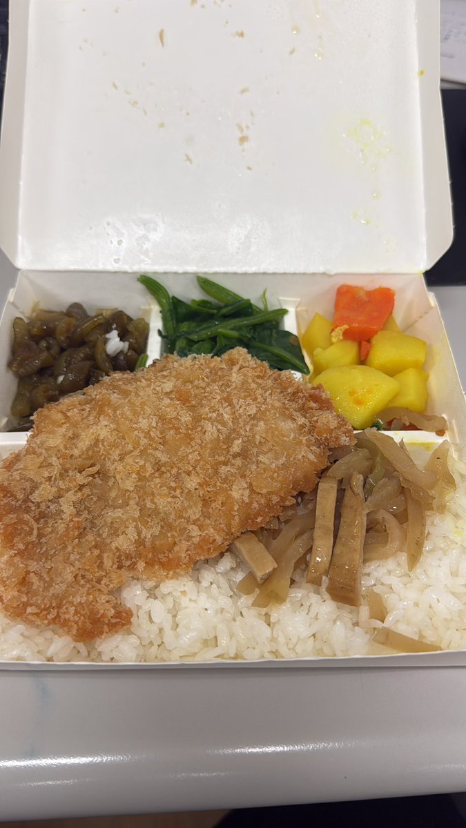 公司便當有電話線，有螢光咖哩，
就差三色豆了。