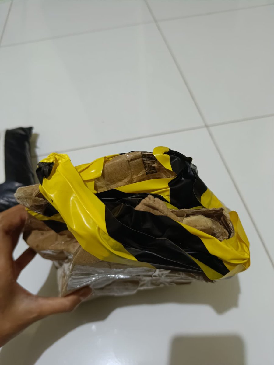 kismimoll's tweet photo. @cozyspie @ShopeeID ini temen ku juga belanja micellar water diofficiall shop, kurang barang nya pengiriman pake spx, direpacking asal pake police line lagi😭😭 worry banget waktu unboxing😭😭 https://t.co/qa4UtK7gzv