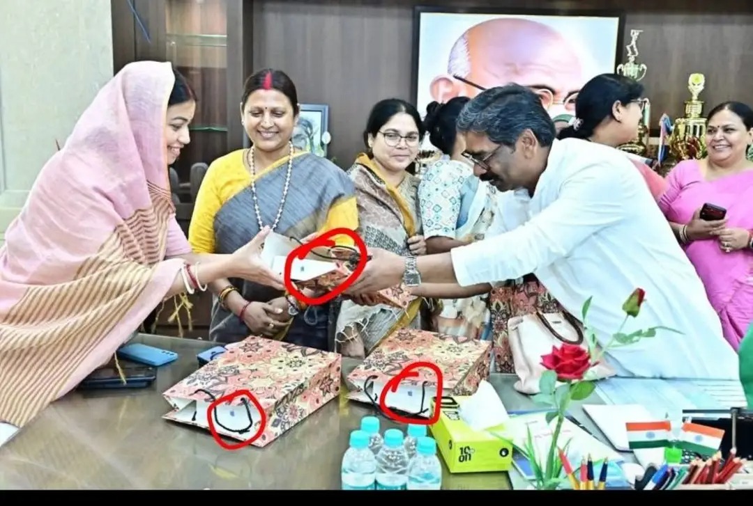 झारखंड जो सबसे पिछड़ा राज्य वहां के madharch@d नेता लोग को आईफोन दिया जा रहा हैं।
छात्र स्कॉलरशिप का इंतजार कर रहे है और पछ विपक्ष मिल कर लुट रहे हैं।