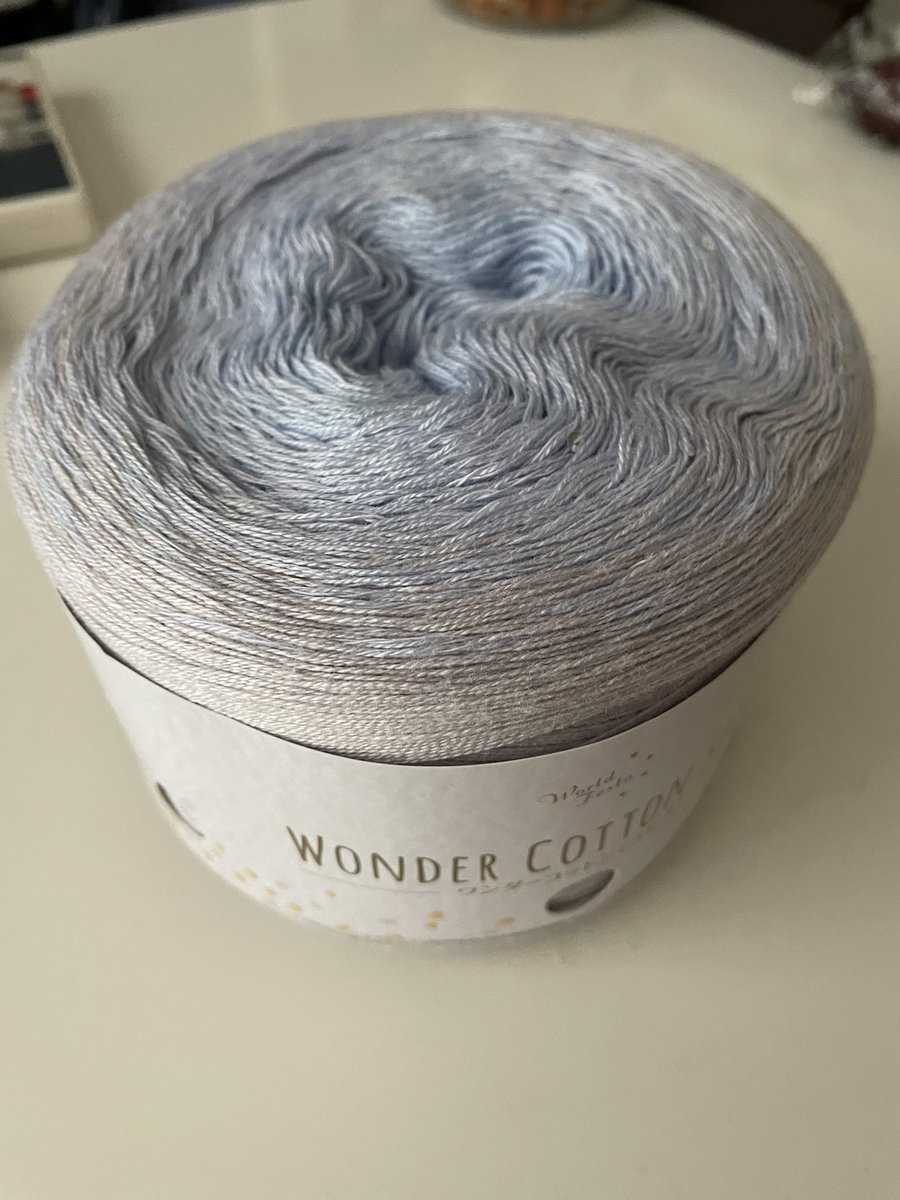 hydehydi's tweet photo. プレシャスコットンを見にユザワヤさんへ

ワンダーコットンスピカ  😍一目惚れ
水色から薄めのグレーへのグラデーション。小さなスパンコールはシルバー✨
去年この色あったかしら🤔新色かな
写真だとイマイチ暗いけど実物は薄めの上品な色です
 #ユザワヤ
 #ワンダーコットン https://t.co/6UmW7DUuP3