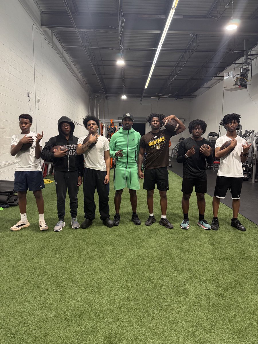 CoachStro84's tweet photo. Tuesday Catching Session‼️ #StroLab #RouteRunning #WRTraining https://t.co/G7t3dwB34E