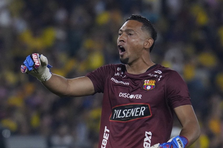 San Contreras. El arquero de Barcelona hizo milagros y se convirtió en la gran figura de la clasificación a Copa Libertadores, conseguida hoy en Río de Janeiro, Brasil.