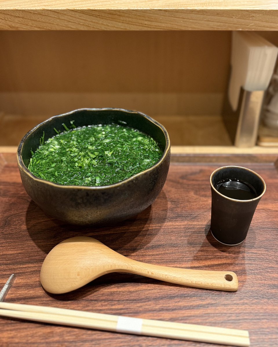 ITABASHI2929's tweet photo. 昨日は、第二回 #TEUCHI にも参加されていたニキさんのお店『自家製麺へんくつ』で「にらうどん」を頂いてきました！十条の讃岐うどん いわいさんで基礎を学び浅草手打塾にて粉を学び今年の元日に田町駅にオープンされたとのこと。うどんもお出汁もとても美味しかったです！ごちそうさまでした。 https://t.co/jC0YJiCsY9